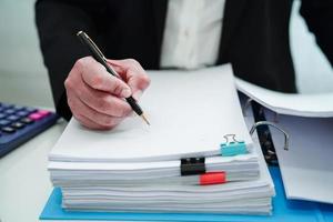 femme d'affaires occupée à travailler avec des documents au bureau. photo