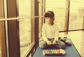 mère et fille jouant avec des jouets dans la salle de gym photo