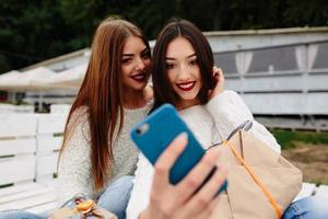 deux filles font un selfie avec des cadeaux photo