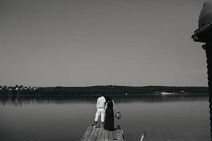 jeune couple debout sur une terrasse au bord de l'eau photo