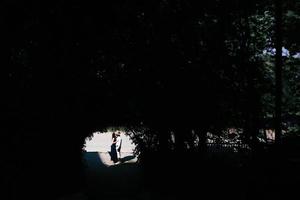 couple sautant au bout du tunnel avec des arbres photo
