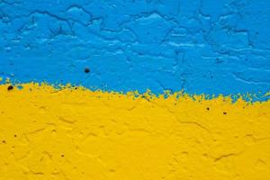 mur de béton peint en jaune et bleu comme le drapeau ukrainien, le pays de la victime de l'agresseur photo