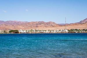 panorama dans la chaîne de montagnes du sinaï egypte semblable aux paysages martiens avec vue sur la mer photo