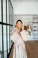 portrait d'une belle femme en bonne santé en peignoir à l'intérieur photo