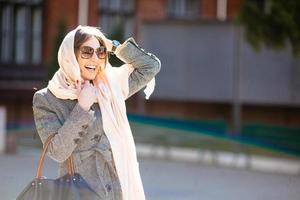 fille dans un manteau dans la rue photo