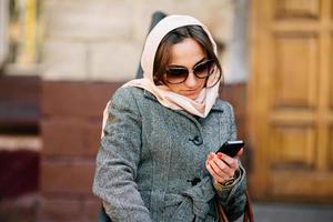 fille dans un manteau dans la rue photo