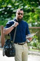 homme barbu avec une carte à la main photo