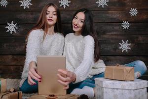 deux belles filles avec une tablette, entre les cadeaux photo