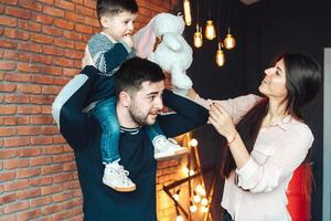 jeune famille s'amusant à la maison photo