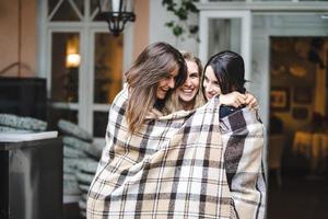 trois copines sur la véranda photo