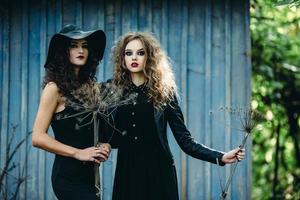 deux femmes vintage comme sorcières photo