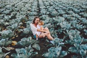 mère et fille sur le terrain avec du chou photo