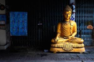 Bouddha doré sur sentier photo
