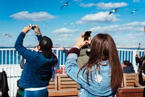 homme et femme prennent des photos d'oiseaux