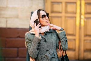 fille dans un manteau dans la rue photo