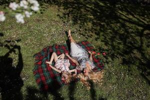 mère et fille dans le jardin photo