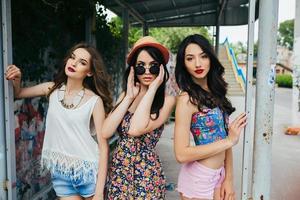 trois belles jeunes filles à l'arrêt de bus photo