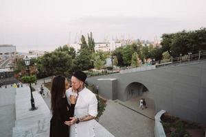 un jeune couple d'amoureux sexy pose devant un appareil photo dans la rue