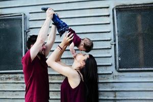 jeune famille avec un enfant photo