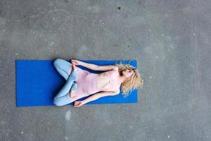 jeune femme blonde mince faisant des exercices de yoga photo
