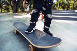 jambes de garçon sur le skateboard image en gros plan photo