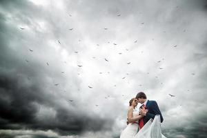 couple sur une jetée en mer photo