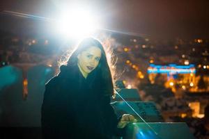 femme sur fond de paysage urbain la nuit photo