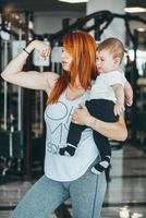 jeune mère avec son jeune fils dans la salle de gym photo