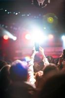 personne en gros plan d'enregistrement vidéo avec smartphone pendant un concert. photo