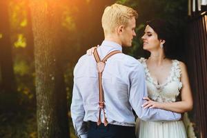 beau couple de mariage posant photo