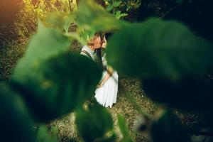 beau couple de mariage posant photo