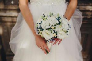 mariée tenant un beau bouquet de mariage photo