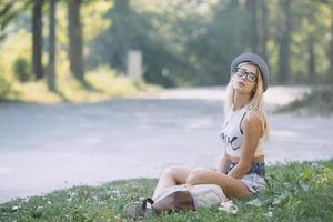 jolie fille assise et regardant la caméra photo