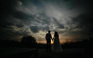 silhouette de couple de mariage dans le champ photo