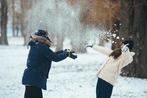 garçon et fille jouant avec de la neige photo