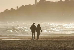 amoureux marchant sur une plage photo