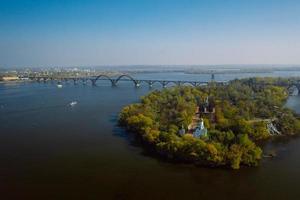 vue sur le dniepr à kiev. vue aérienne par drone. photo