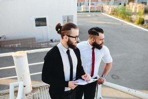 deux hommes d'affaires au travail photo