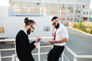 deux hommes d'affaires au travail photo