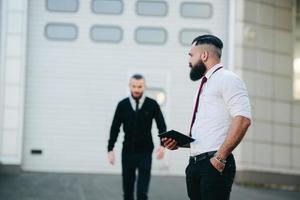 deux hommes d'affaires au travail photo