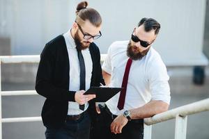 deux hommes d'affaires au travail photo