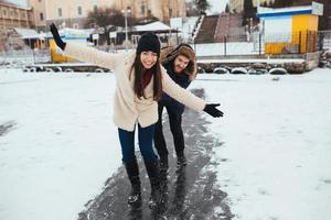 homme et femme patinent sur la glace photo