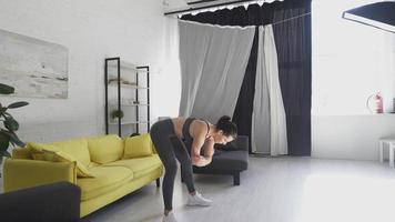 belle jeune femme faisant du fitness à la maison photo