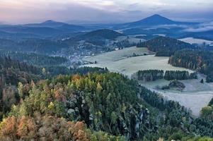 vue sur le paysage d'automne avec prairies et forêt photo