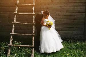 beau jeune couple de mariage à l'extérieur photo