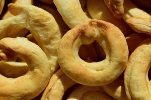 fond d'anneaux de pâte italienne fraîchement cuits à grignoter, allongés les uns à côté des autres photo