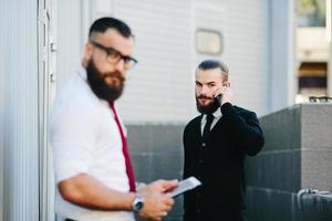 deux hommes d'affaires au travail photo