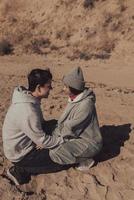 un homme et une femme s'amusent au bord de la mer. photo