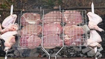 saison des grillades en plein air dans le parc. grillades printemps été. photo