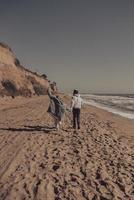 homme et femme s'amusent, courent le long du bord de mer photo